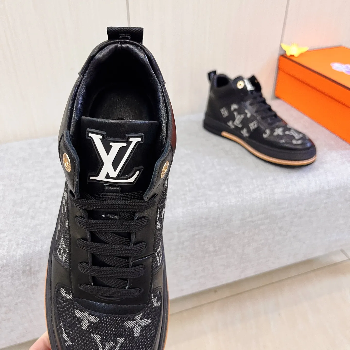 🚘🚘Factory batch 440💰[LV]🔥Louis Vuitton, high-end men's shoe brand, official website 1:1 latest masterpiece: the upper is made of first-layer cowhide imported from Italy with a comfortable and breathable lining➕original non-slip and wear-resistant outsole🔥, making walking more convenient and comfortable! An exclusive new model, a stunning work, a beautiful 1:1 replica [color] compared to the official quality! Create a fashionable personality to set off your uniqueness! A must-have for trendy men! Classic 🔥Size: 38-44 Color: 🔥 2⃣️colors available🔥.